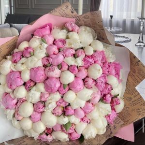 Букет из розовых и белых пионов 101 шт — Пионы