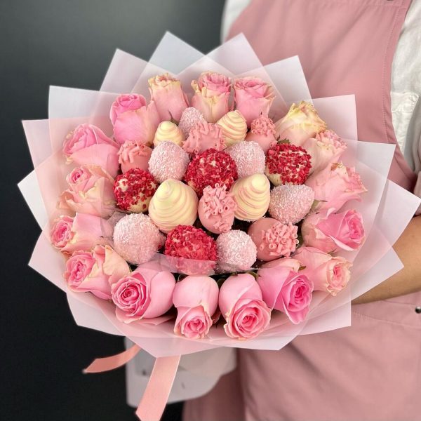 Авторский букет из клубники в шоколаде и розовых роз