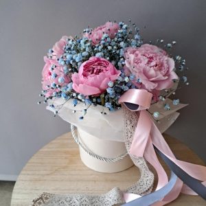 Букет из розовых пионов с гипсофилой в шляпной коробке — Доставка пионов