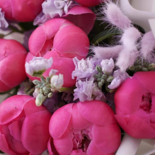 Букет розовых пионов с сиреневой маттиолой