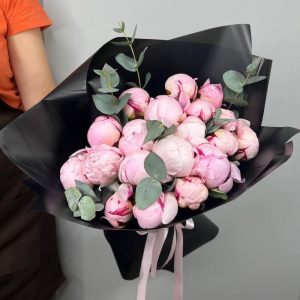 19 розовых пионов с эвкалиптом в черной упаковке