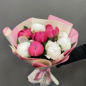 Букет из 9 розовых и белых пионов Микс