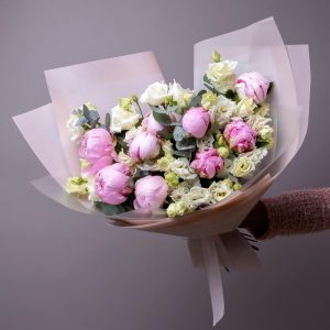 9 розовых пионов с белыми эустомами — Закрытые пионы