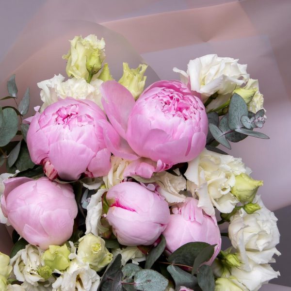 9 розовых пионов с белыми эустомами