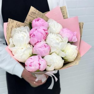 11 белых и розовых пионов в упаковке — Доставка пионов