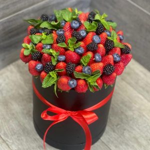 Букет из ягод в шляпной коробке "Витаминка"