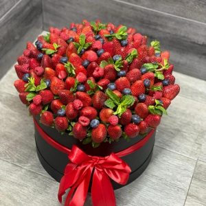 Вау-букет из ягод в шляпной коробке