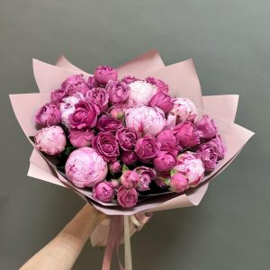 Букет с 7 пионами и кустовыми розами — Закрытые пионы