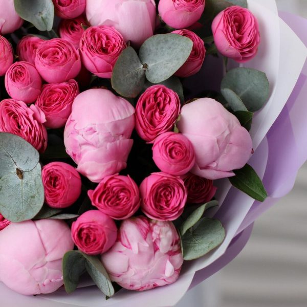 Розовые пионы Сара бернар с пионовидными кустовыми розами