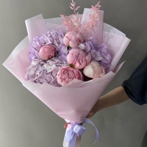 5 розовых пионов с гортензиями