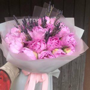 Букет из 19 розовых пионов с лавандой