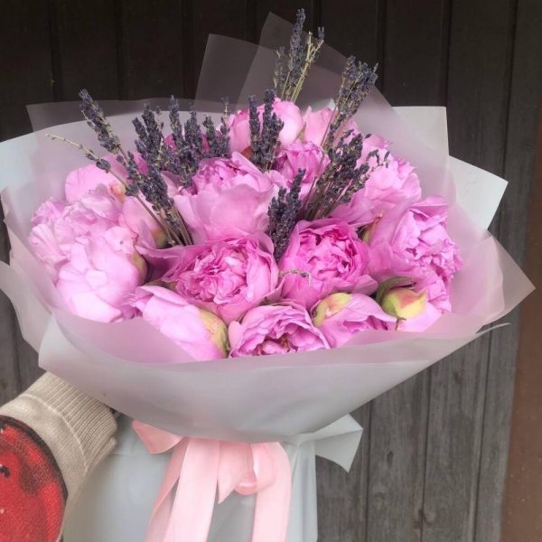 Букет из 19 розовых пионов с лавандой