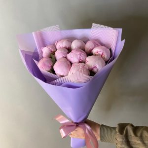 11 розовых пионов в сиреневой бумаге