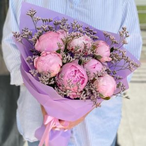 Букет из 7 розовых пионов "Сирень"