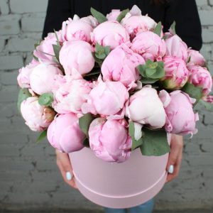 Композиция 29 розовых пионов с эвкалиптом