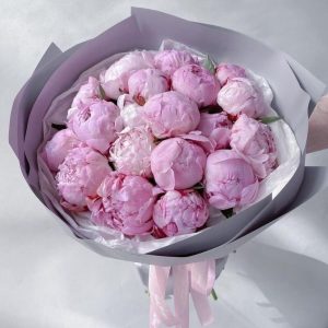 Букет из 17 розовых пионов "Черничный пирог"