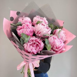 Букет из крупных розовых ароматных пионов Сара Бернар