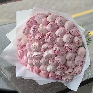 51 розовый пион в белой упаковке — Пионы