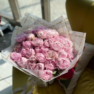Букет из 35 розовых пионов Сара Бернар "Весна"