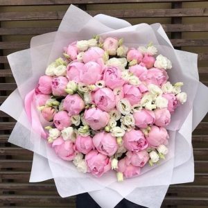 35 розовых пионов с белой эустомой