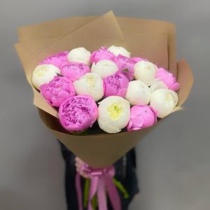 Букет из 19 розовых и белых пионов