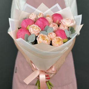 Авторский букет из коралловых пионов и розовых кустовых роз