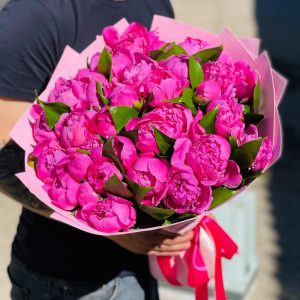 Букет из 35 ярко-розовых пионов — Пионы