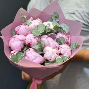 Букет 11 розовых пионов с эвкалиптом "Нежный"