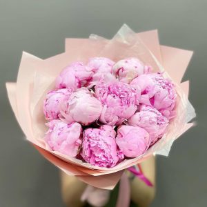 Букет из 11 розовых пионов Сара Бернар «Майорка» — Доставка пионов недорого
