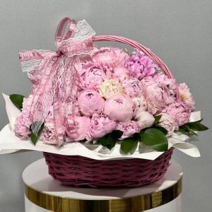 Корзина с цветами розовыми пионами 51 шт