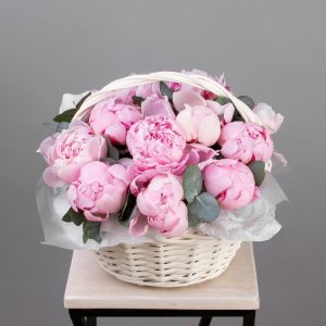 15 розовых пионов Сара Бернар в корзине
