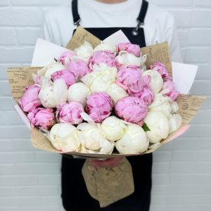 Букет из 25 розовых и белых пионов — Пионы
