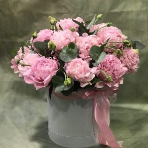 Букет из 17 розовых пионов в коробке с фрезиями