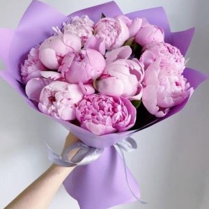 Букет из 11 розовых пионов «Восхищение» — Доставка пионов недорого