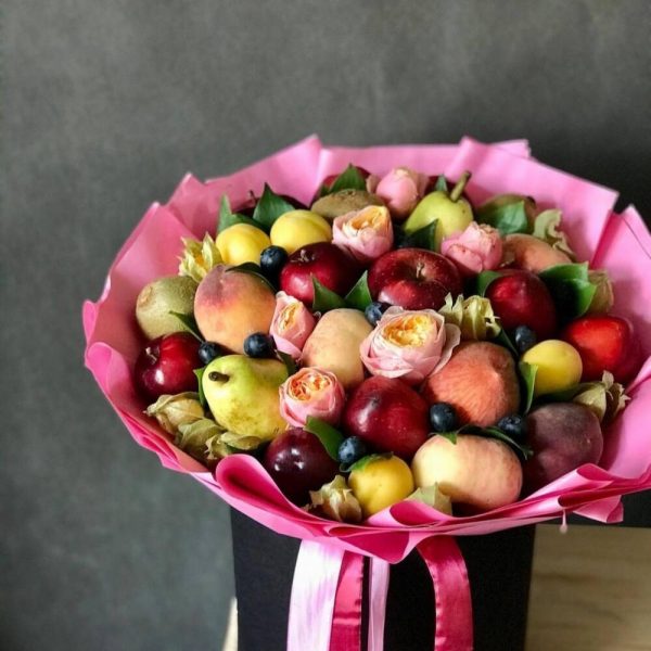 Букет из фруктов с цветами "Нечто"