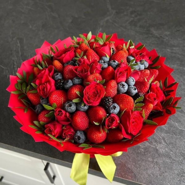 Авторский букет из ягод и цветов "Топ"
