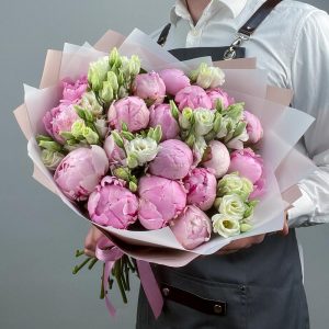 19 розовых пионов с белой эустомой в букете