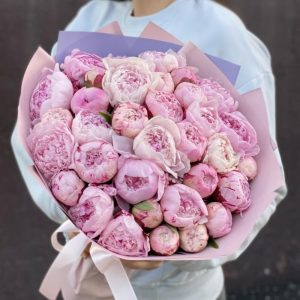 Букет из 35 розовых пионов для любимой