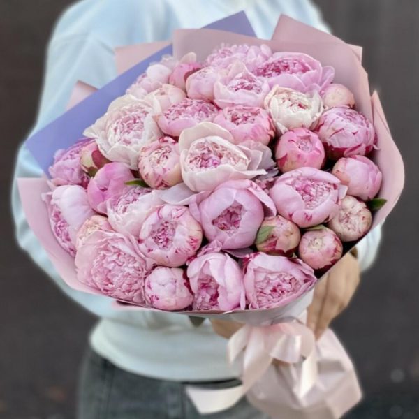 Букет из 35 розовых пионов для любимой