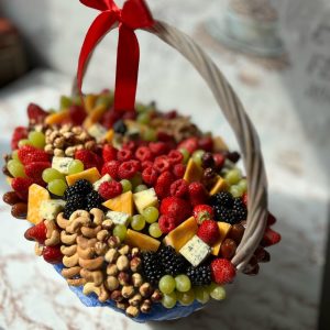 Прекрасная корзина с ягодами, сыром и орехами — Съедобные букеты
