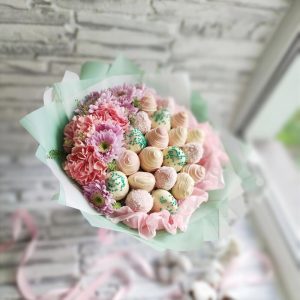 Сочный букет из клубники в шоколаде и цветов