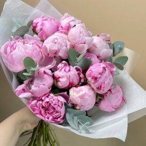 Пионы с эвкалиптом розовые Сара Бернард 13 шт