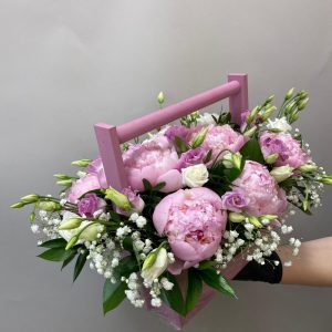 9 розовых пионов с эустомой в ящике — Закрытые пионы