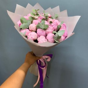 25 розовых пионов Сара Бернар с эвкалиптом