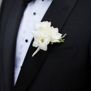 Бутоньерка из белой орхидеи — Бутоньерки для жениха
