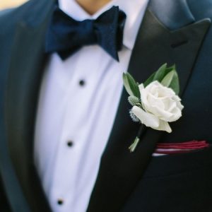 Бутоньерка из белой розы — Бутоньерки для жениха