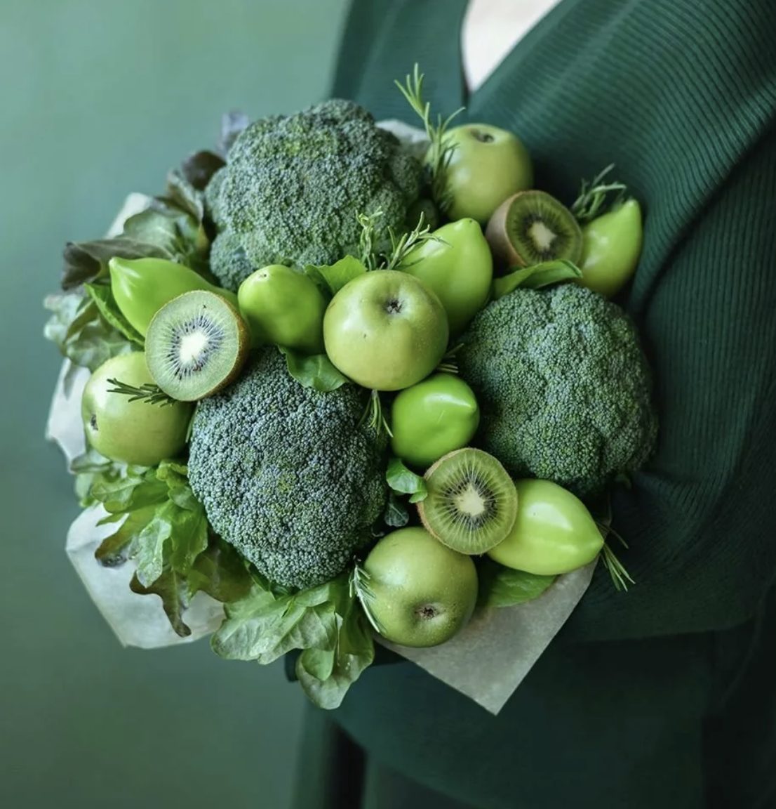 Купить фруктово-овощной зеленый букет Лес по доступной цене с доставкой в  Москве и области в интернет-магазине Город Букетов