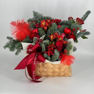 Новогодняя композиция нобилиса с красными розами и альстромерией