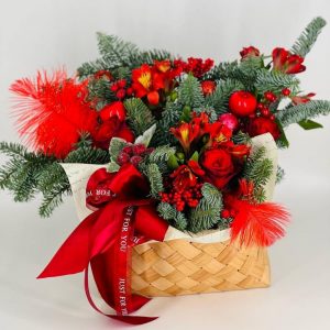 Новогодний букет нобилиса в корзине с красными розами и альстромерией