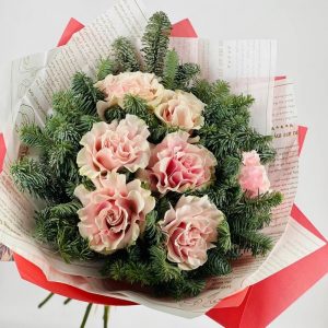Новогодний букет розовых французских роз с живой елью нобилис